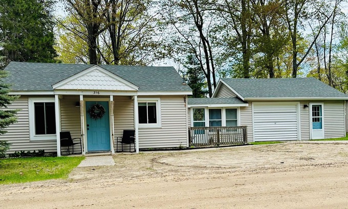 Higgins Lake Cabin | New! King suite, pet friendly - short walk to public beach and playground