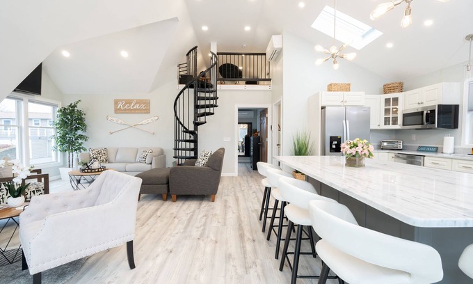 Preston House | New Lake House w/Game Room & Stunning Views