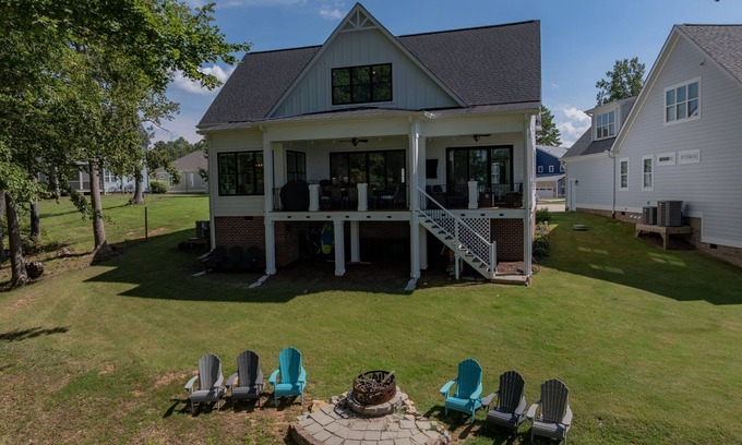 Eatons Crossing House | New! Lakefront 4BR, Kayaks, Paddleboards, Games