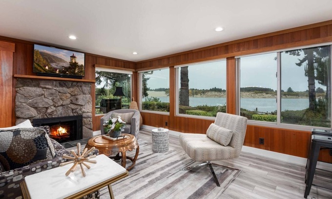 Florence House | *New Listing* Beautiful Riverfront Cottage, Newly Remodeled with Amazing Views, BBQ, Close to Town.