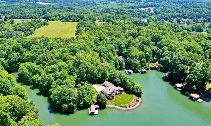 Moneta House | NEW LISTING! Secluded 5br Lakefront Oasis with Dock+Firepit+Kayaks- Sleeps 18