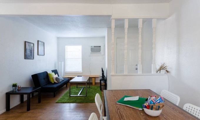 Johnston Terrace House | New Listing! Simple and comfortable 2 bdrm near downtown/ AUS