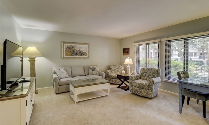 Harbour Town Condo | New Listing Wonderful Luxury updated 1 BR Harbourtown Beach Gear & Bike Rentals