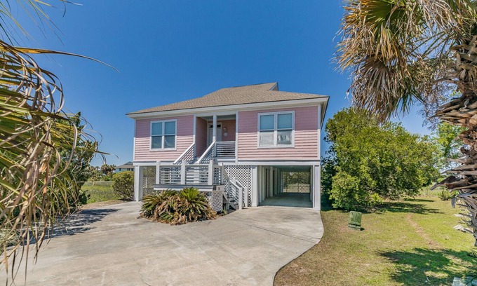 Oceanmarsh Subdivision House | New Listing! 4BR on Harbor Island