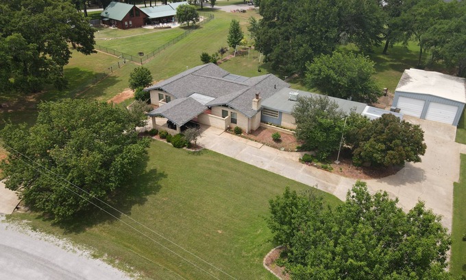 Kingston House | "NEW LOWER RATES" Spacious 4 Bd, 3 Ba ,Billard and Poker tables, Hot Tub & More!