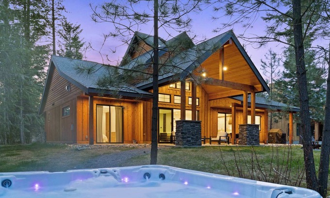 Ronald House | New Luxe Home | Hot Tub, Firepit, BBQ, Chefs Kitch