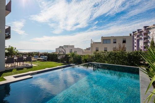 Znjan Apartment | New LUXURY apartment with sea view and PRIVATE heated pool, 50m from the beach