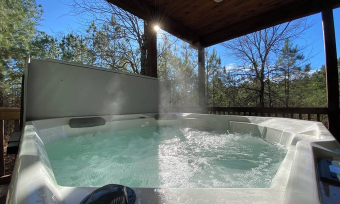 Broken Bow Cabin | New Luxury Cabin/Hot Tub/Fire Pit/Corn Hole/Indoor & Outdoor Fireplaces/Games