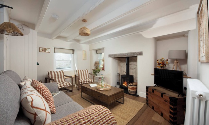 Mousehole Cottage | *NEW* Luxury Mousehole Cottage with Courtyard & Close to Beach