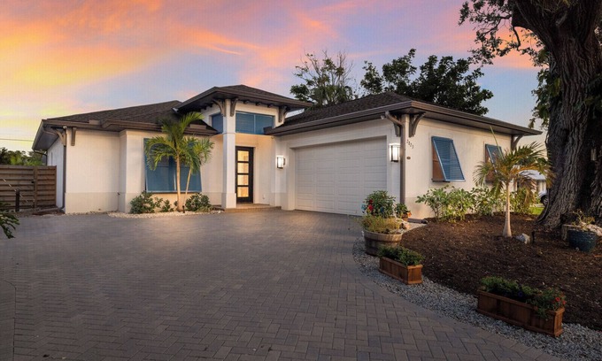 Southgate House | New Luxury Pool Home by Siesta/Downtown Sarasota