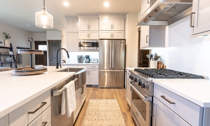 Park City House | New Luxury Townhome-perfect vacation getaway -sleeps 8-11
