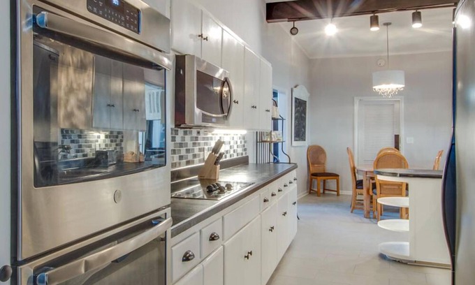 Madison House | New! Mid Century Modern 10 min from downtown, large, private yard