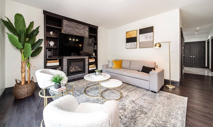 Northwest Edmonton House | NEW Modern & Spacious Homesleeps 10king Bed