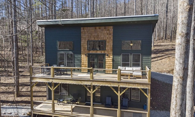 Frank House | NEW Mountain Modern Hideaway! - Walk to Disc Golf