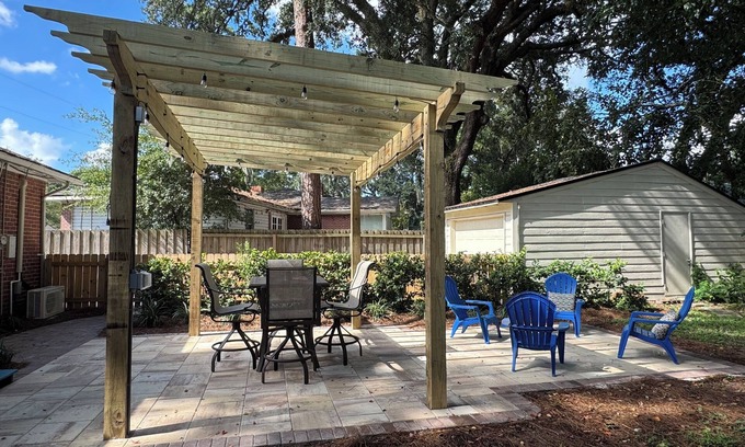 Avondale House | New Patio & Pergola, Near Shops/Restaurants, King Bed, Pet-Friendly Yard