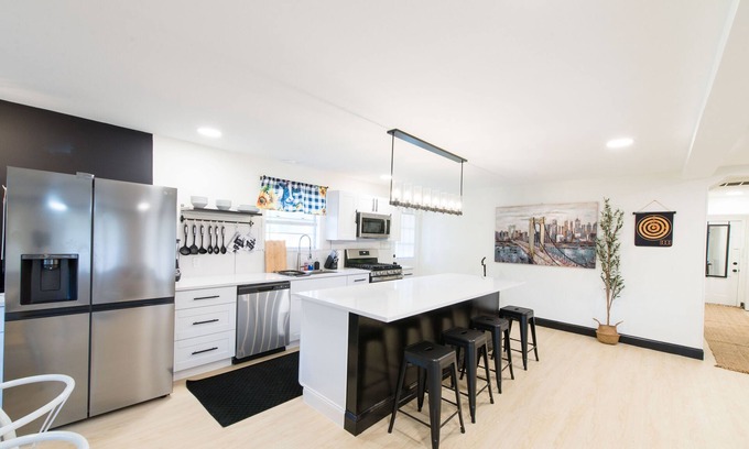McKinney House | New Remodel/5 Rooms/3Full bathrooms/6TVs/3Kings3Queens/Baby/Dog friendly