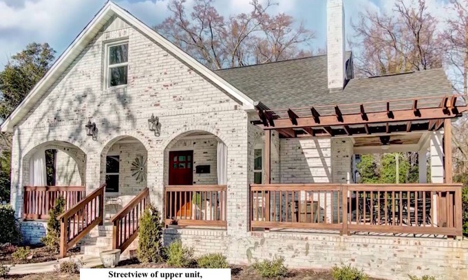 Enderly Park Apartment | NEW Remodeled duplex /6 mins from Airport, Downtown CLT & great food!