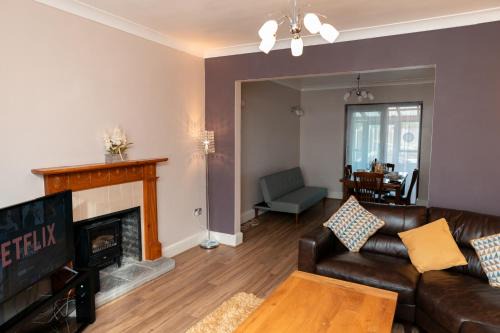 Frimley Apartment | New! Spacious 3Br Sleeps 6 With Free Parking, Wi-Fi and Netflix