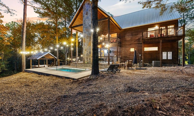 Broken Bow Cabin | New! Spacious Lodge w/Pool, Hot Tub & Pontoon Rental – Sleeps 22, Perfect for Families