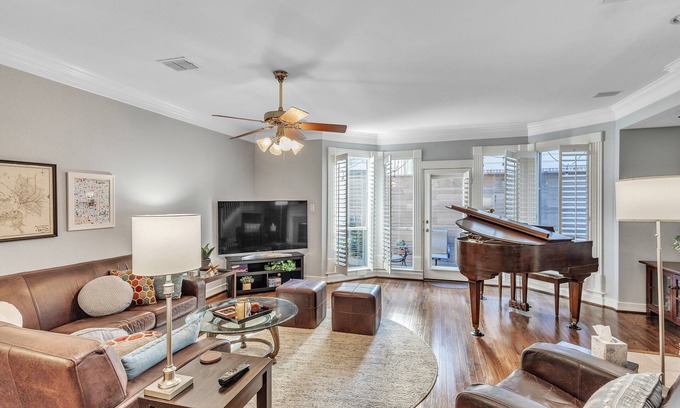 Dallas House | NEW! Spacious Urban Uptown Retreat
