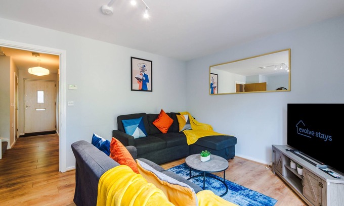 Salford House | NEW! Stunning 4Bed Home, Sleeps 7, Free Parking