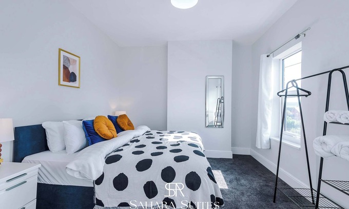 Salford House | New! Stylish 4BED Salford Home | Parking | Sleep 9