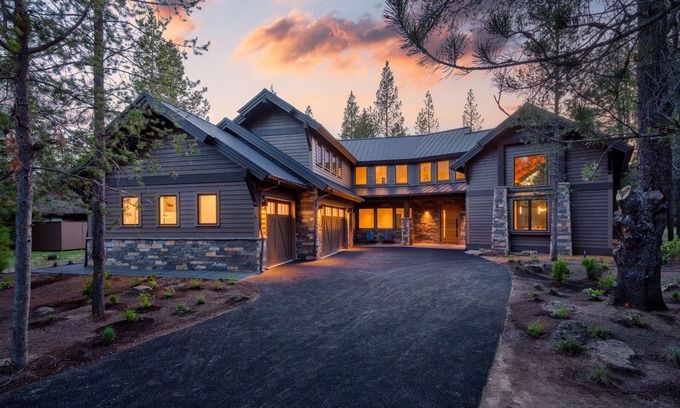 Sunriver House | New! Sunriver Luxury Lodge, SHARC, Hot Tub, King Suites, EV, Ft Rock Park