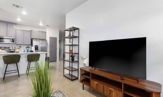 Temple House | NEW-Temple 6BD, 8PPL, Near PowerPlant, VA Hospital, & BS&W. Free Parking+Wi-Fi