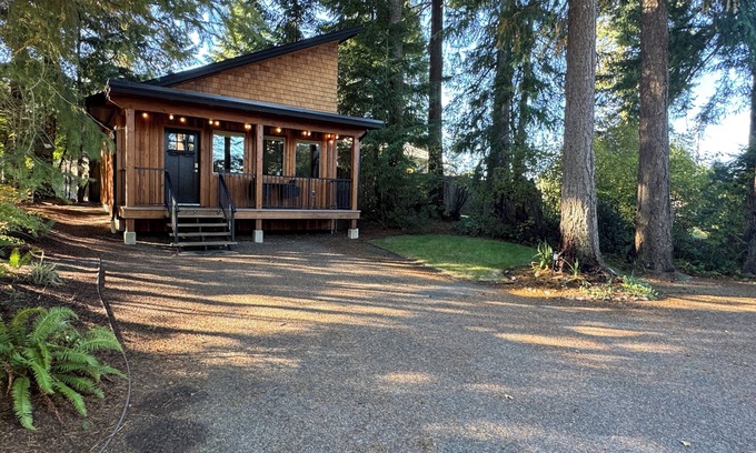 Campbell River House | NEW ~ The Grove Guest House~nRest and unwind, nestled among the trees 🌲