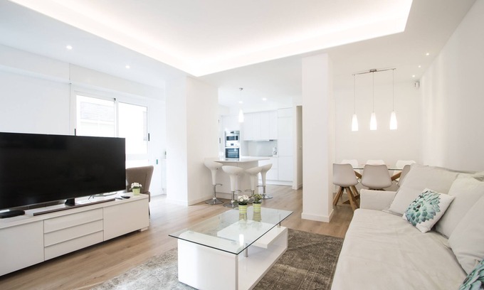 Alicante City Centre Apartment | New to HA! Beautiful apt with A/C, 4 minutes to Beach, in City Center!