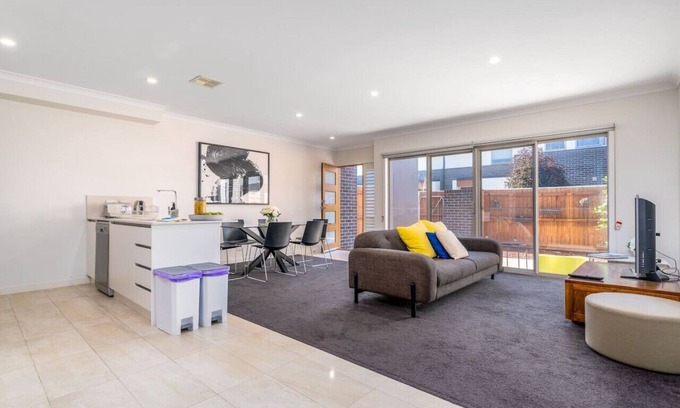 Franklin House | New to VRBO: Cheerful 4BR Townhouse w/Free Parking & WIFI