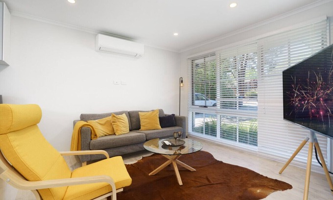 Wanniassa House | NEW TO VRBO: Stylish 3Bedroom Escape in South Canberra