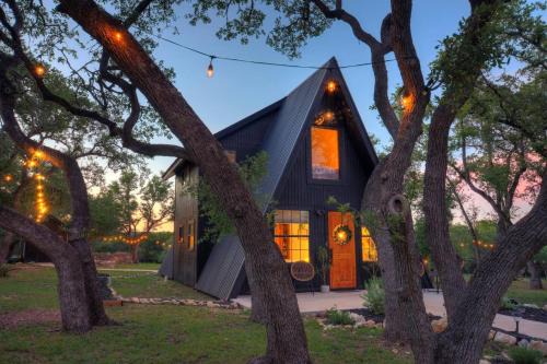 Wimberley House | NEW Treehouse at Link Lane 2 Acres w Hot Tub