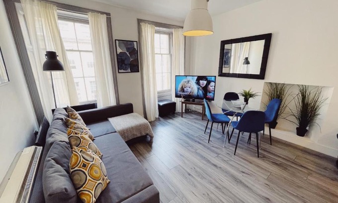 Newcastle-upon-Tyne Apartment | Newcastle City Centre, Two Bedroom, Sleeps 6