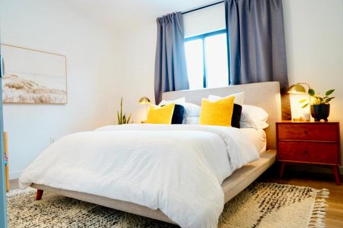 Mira Mesa House | Newly Built, Bright, and Modern Guest Home