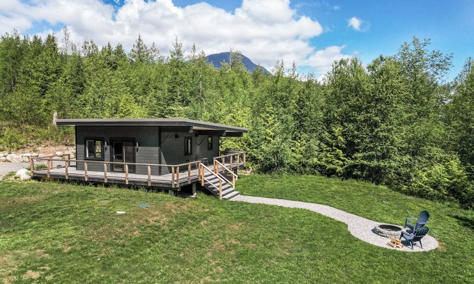 Gibsons Cabin | Newly built cabin on acreage, loaded with amenities, 5 mins drive to everything!