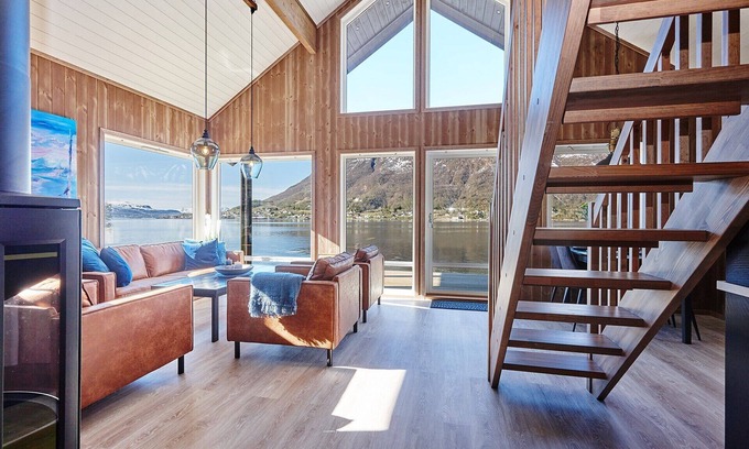 Sortland Cabin | Newly built cottage in a fantastic location right by the sea!