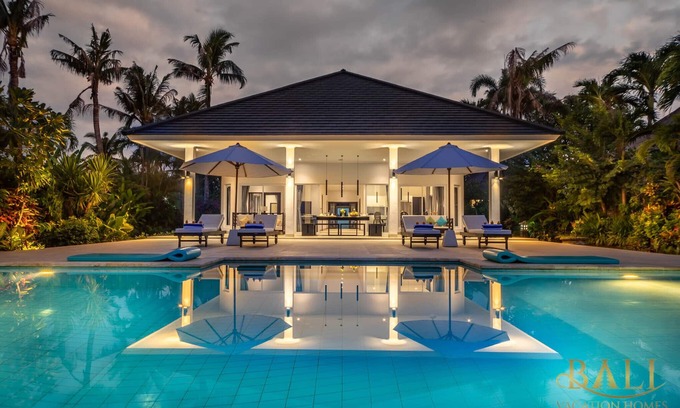 Dencarik Villa | Newly built: Holiday Beachfront Villa Lovina Beach with private pool!