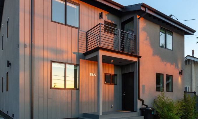 Los Angeles House | Newly built Los Angeles enclave ready for your entire family