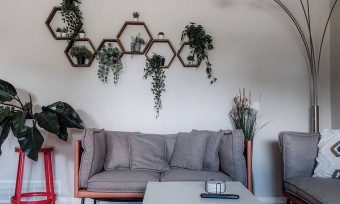 South Westminster House | Newly furnished modern cozy 5-bedroom home with Massage chair, hot tub & more