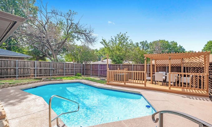 Allen House | Newly remodeled 5BR 3BA w/pool up to 16 ppl