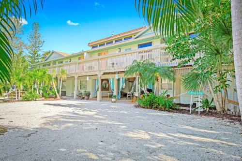Siesta Key Apartment | Newly remodeled 8-steps to sand path of Beach!