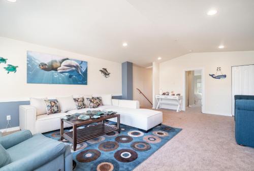 Newport House | Newly Remodeled Family Friendly Ocean View - Oceanic Mirage