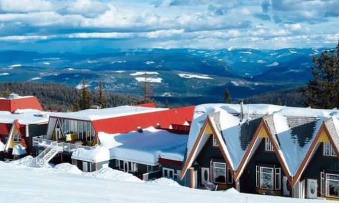 Silver Star Mountain House | Newly renovated townhouse - ski right to your door, Private hot tub, BBQ