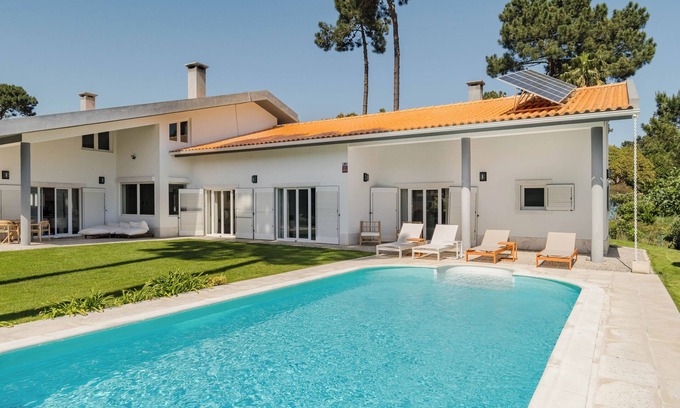 Charneca de Caparica e Sobreda Villa | Newly Renovated Beach Villann