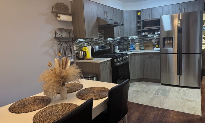 Queens House | Newly Renovated 1br in Sunnyside - Close to Subway 20mins to City