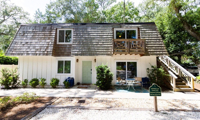 Saint Simons Island Cottage | Newly Renovated 2 Bedroom Cottage! One block to Beach! Walk to King & Prince!