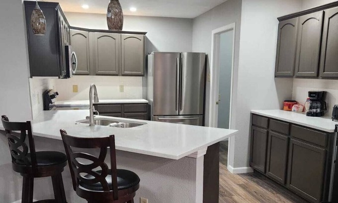West Newton House | Newly Renovated, 2miles to Airport, Spacious, With Gym