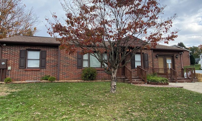 Marion House | Newly renovated 3 beds, 2 baths in Marion. Pool open until Oct. 5!