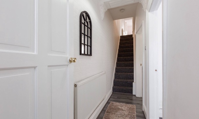 Bootle Apartment | Newly renovated 4bed - Free parking - City Links